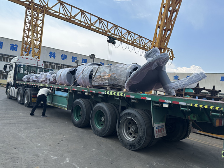 Rock drilling auger,cleaning bucket,CFA are loaded into container